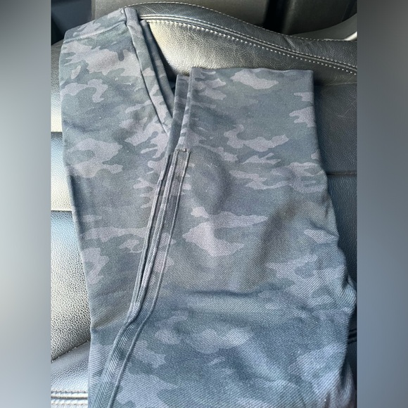 Spanx Seamless Look At Me Now Camo Leggings - Picture 6 of 10